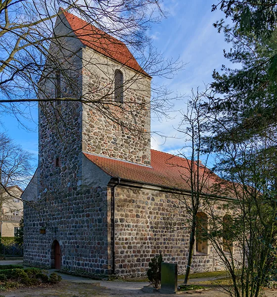 Turm der historischen Dorfkirche Berlin-Mahlsdorf